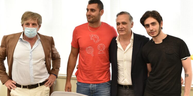 Al centro Michele  Morelli, fra il presidente Sergio Di Meo (a destra) e il dirigente Secondo Lastoria