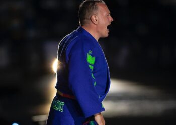 Gianni Maddaloni, una luce nel tunnel di Scampia (Video)