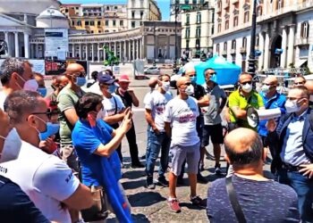 Napoli, sit-in dei lavoratori della Whirlpool contro la chiusura dello stabilimento