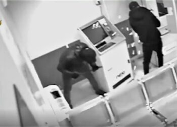 Rapinavano le macchinette dei ticket dell’Asl Napoli 2 Nord: acciuffati in quattro (Video)