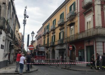 Via Garibaldi transennata ad Aversa dopo il crollo di calcinacci