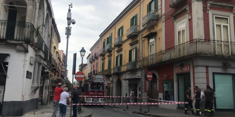 Via Garibaldi transennata ad Aversa dopo il crollo di calcinacci