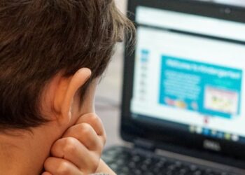 Mille striscioni dei genitori No Dad per denunciare la dispersione scolastica