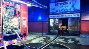 Caserta, il Palamaggiò in fiamme