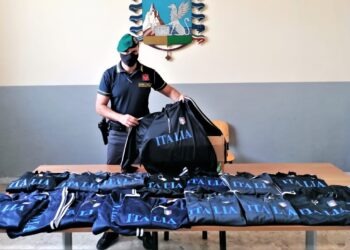 Business dell’abbigliamento sportivo contraffatto nel Napoletano: 1,6 milioni di articoli sequestrati  (Video)