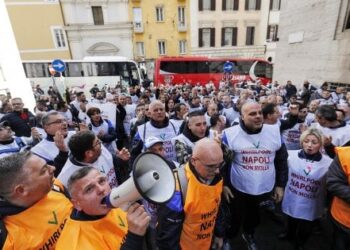 Lavoratori Whirlpool manifestano contro i licenziamenti