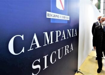 Covid-19 in Campania, oggi 355 positivi. De Luca: “Senza green pass chiudiamo tutto”