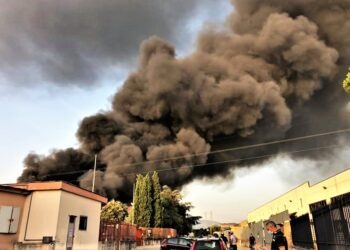 San Marco Evangelista, vasto incendio in un capannone industriale (Foto e video)