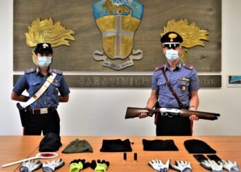Marcianise, carabinieri sventano colpo in un negozio: rapinatori armati di fucile
