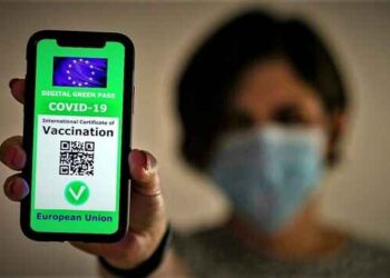 “No Green Pass”: Urlano i manifestanti nel centro storico di Napoli