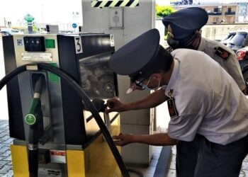 Vendevano carburante di contrabbando nel Casertano: sequestrata società di distribuzione (Video)