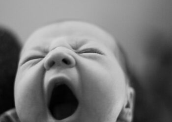 Perché gli sbadigli sono contagiosi?