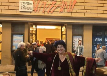 Marisa Laurito all'esterno del Teatro Trianon