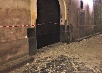 Crolli nel centro storico di Orta di Atella: evacuati due palazzi e sgomberate 21 persone