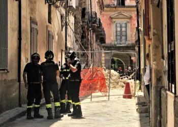 Orta di Atella, crolla palazzo pericolante in via Pasquale Migliaccio (Video)