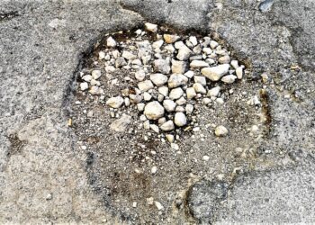 Buche “killer” a Orta di Atella: i cittadini lanciano una raccolta firme (Foto)