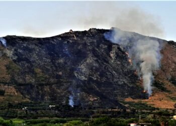 Mondragone, le fiamme avvolgono il monte Petrino (Video)