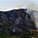 Mondragone, le fiamme avvolgono il monte Petrino (Video)