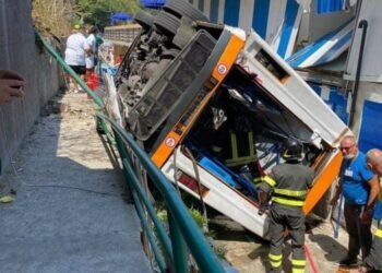 Capri, precipita minibus: morto il conducente e numerosi feriti gravi