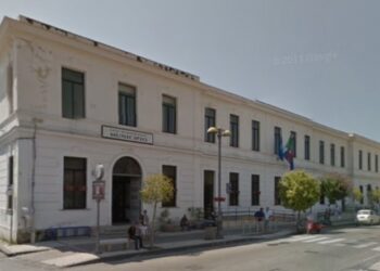 Mondragone: appartamento abusivo nel comando dei Vigili Urbani, infuriano le polemiche