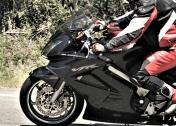 Napoli, motociclista forza un posto di blocco: cade e finisce in manette