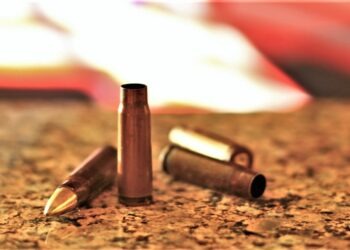 Spari nella notte a Cesa: nel mirino una donna e i suoi figli. Arrestato l’assalitore