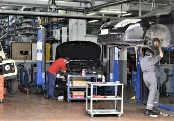 Pozzuoli, lite in officina finisce a bastonate: due arresti e una denuncia