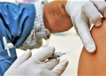 Covid-19, 341 positivi in Campania. De Luca: “Proseguire con le vaccinazioni”