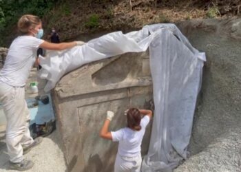 Pompei “scoperta straordinaria” tomba mastodontica con un corpo semi mummificato