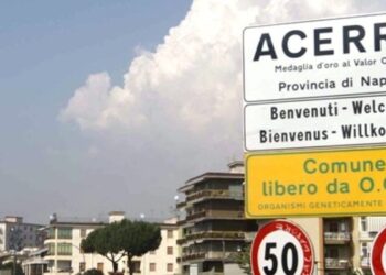 Acerra, auto bianca ribaltata a causa di un incidente