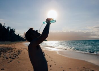 L’acqua, toccasana per proteggere bimbi e anziani dal caldo, soggetti considerati a rischio in estate