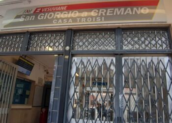 Napoli: si sdraia tra i binari e un treno gli passa sopra, ma rimane illeso