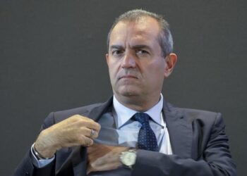 De Magistris in giro per la Calabria ma non vuole dimettersi. Intanto la giunta è decimata