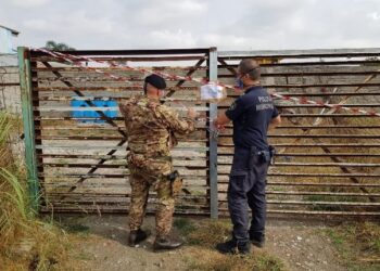 Terra dei fuochi, azione interforze nel comune di Giugliano in Campania: sequestrata un’area di circa 1.200 Mq, denunciate 2 persone