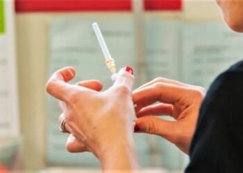 Covid-19, oggi 526 contagi in Campania. De Luca: “Vaccini obbligatori”