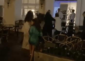 Capri, allucinante rissa tra 2 comitive, scoppia all’esterno del Quisisana (video)