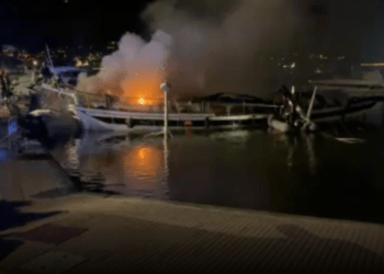 Porto di Castellammare di Stabia, barca a vela in fiamme, muore la skipper 29enne