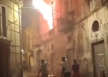 Aversa: incendio divora abitazione in via San Nicola (Video e foto)