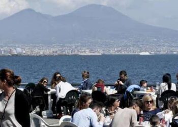Napoli, un Ferragosto con tanti turisti tra sole e arte