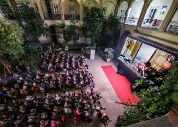Centro storico di Napoli: cinema gratuito nel cortile di San Domenico Maggiore
