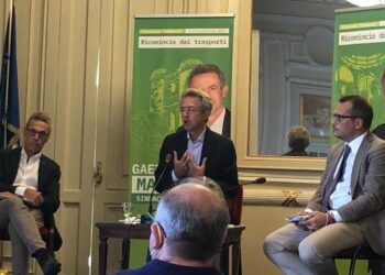 Manfredi presenta il suo programma elettorale: “Napoli, grande friggitoria all’aperto, con pochi servizi”
