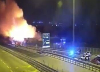 Ennesimo incendio nella notte, rogo nel campo rom di Napoli Est