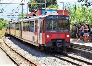 Spari alla stazione della Circumvesuviana: gambizzato un uomo