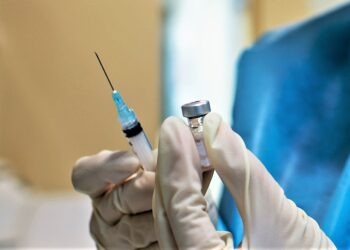 Rifiutano di farsi il vaccino: medici e infermieri sospesi dall’Asl di Caserta