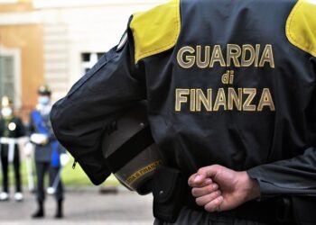 Napoli, finanzieri portavano a casa la merce sequestrata: sospesi dal servizio
