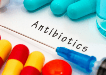 Quando assumere un antibiotico: a stomaco pieno o a stomaco vuoto?