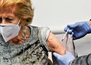 Via libera alla terza dose del vaccino, l’Ema: “Priorità alle persone fragili”