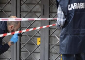 Ucciso in pieno giorno, un’altra esecuzione nel centro di Napoli. La vittima raggiunta da 16 colpi di pistola