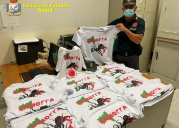 Secondigliano, la Guardia di Finanza sequestra t-shirt inneggiante alla camorra (Video e foto)