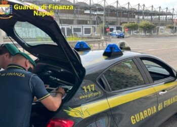 Napoli e provincia. Maxi operazione sequestrati 5 quintali di sigarette: 2 arresti, c’è anche un latitante (Video)